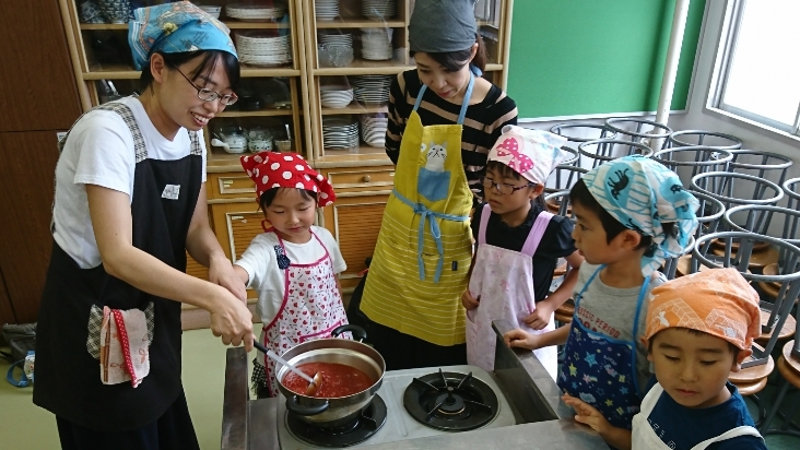 トマトケチャップ作り体験教室の様子