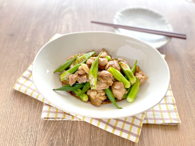 オクラと鶏肉のソース煮