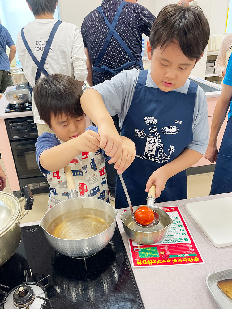 トマトの湯剥きをする様子