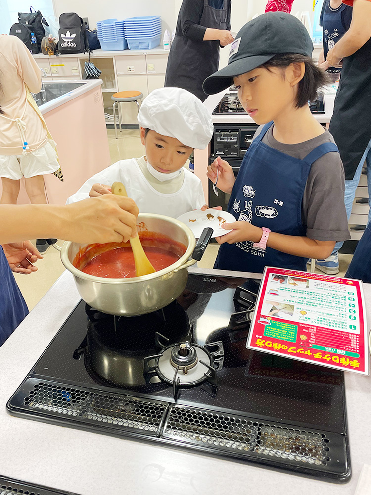 トマトペーストを作る様子