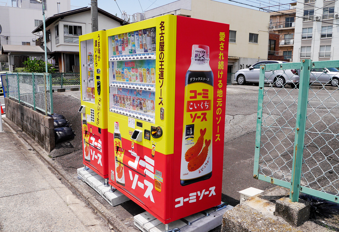 コーミこいくちソースの自販機（右側面）