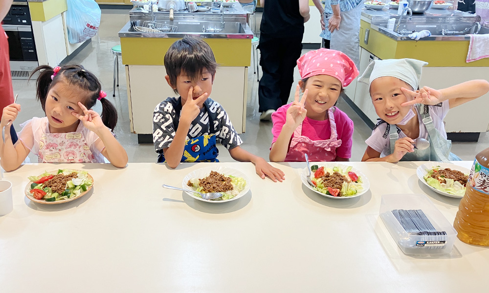 豊山シルバー人材センターのトマトケチャップ作り体験で、完成したタコライスを食べる子供