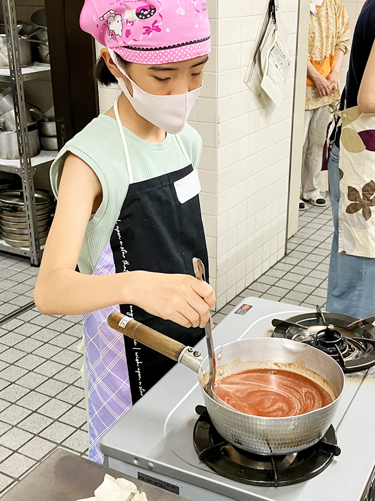 名古屋市東保健センターの夏休み講座「中濃ソース作り」の様子