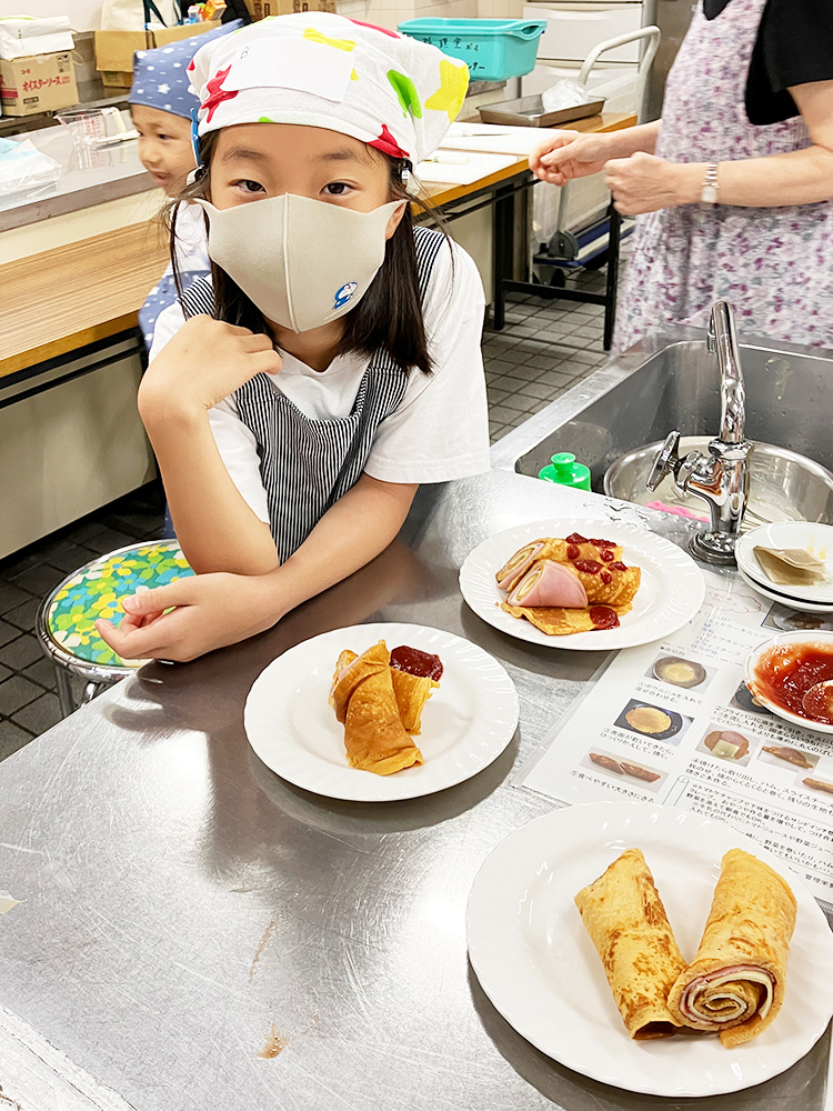 名古屋市東保健センターの夏休み講座「トマトケチャップ作り」でくるくるクレープを作った子供