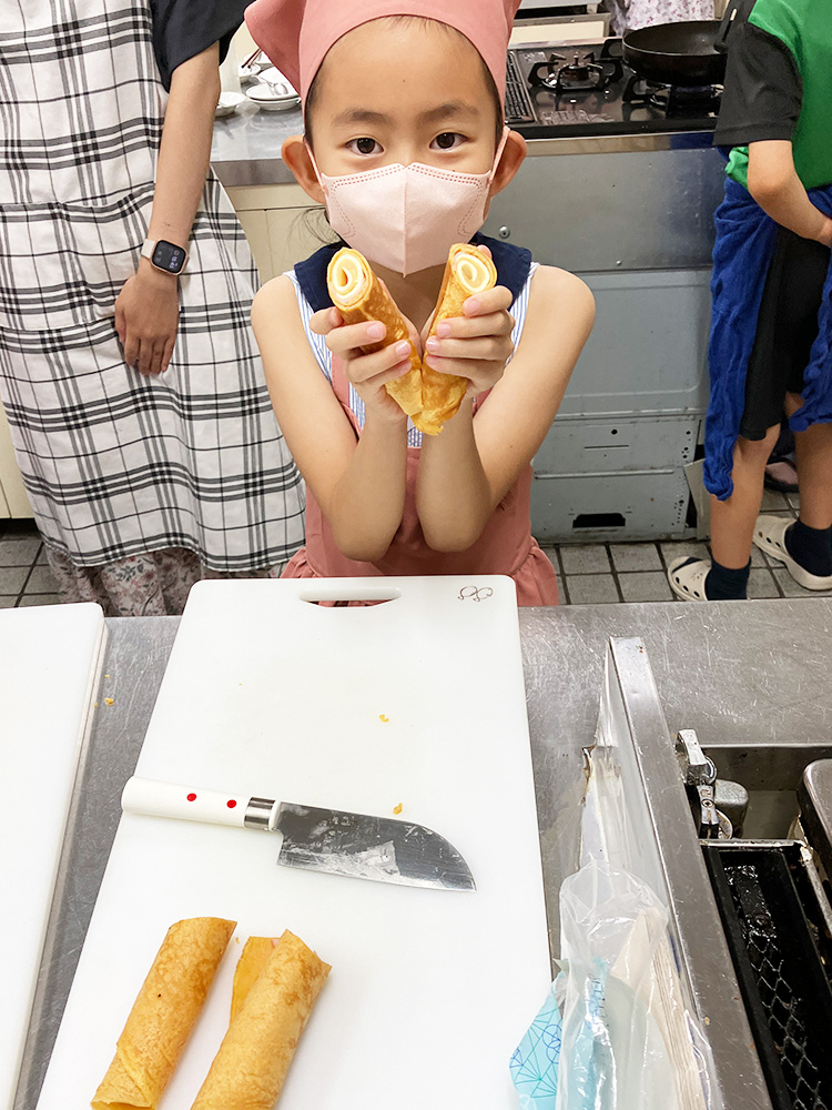 名古屋市東保健センターの夏休み講座「トマトケチャップ作り」でくるくるクレープを作った子供