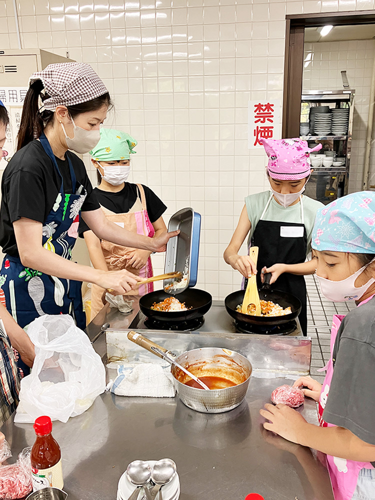 名古屋市東保健センターの夏休み講座「中濃ソース作り」を使ったドライカレーを調理する様子