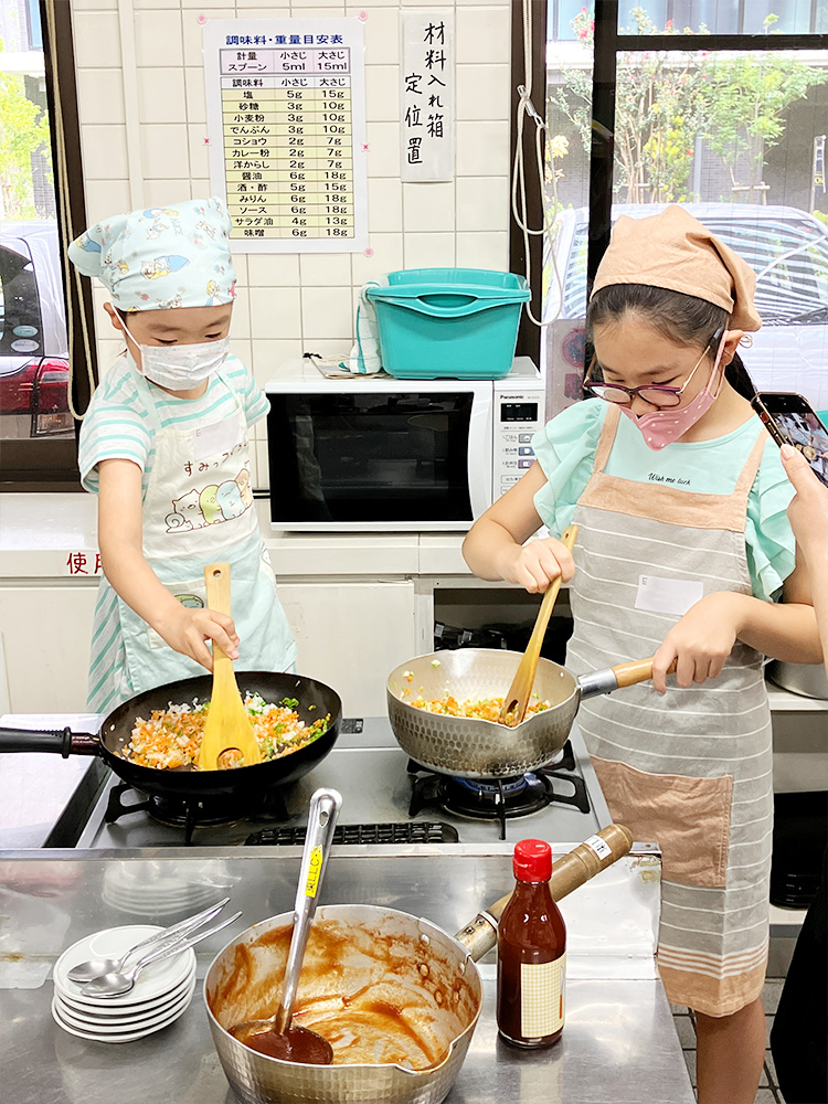 名古屋市東保健センターの夏休み講座「中濃ソース作り」を使ったドライカレーを調理する様子