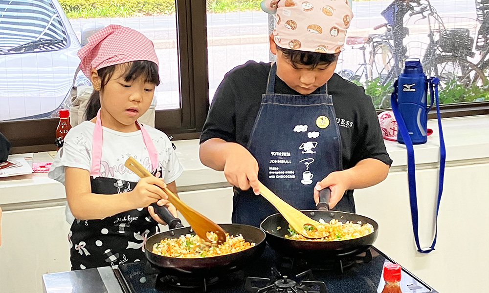 名古屋市東保健センターの夏休み講座「中濃ソース作り」を使ったドライカレーを調理する様子