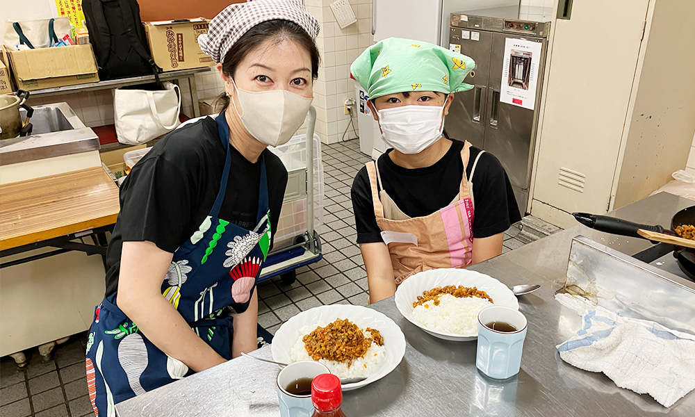 名古屋市東保健センターの夏休み講座「中濃ソース作り」で完成したドライカレーと親子