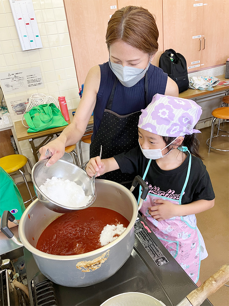 名古屋市千種児童館でトマトケチャップ作り体験をする様子