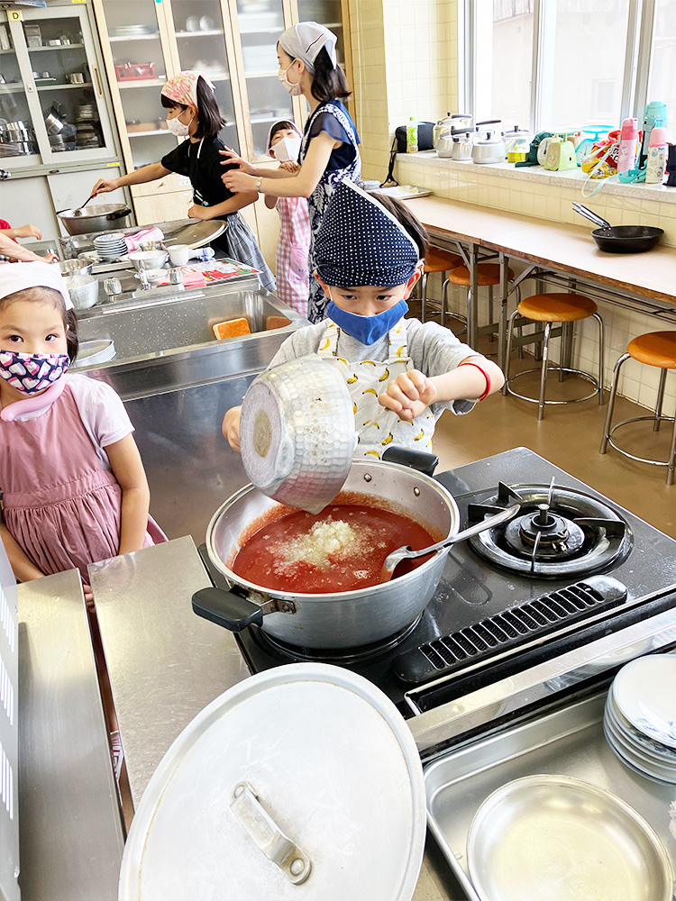 名古屋市千種児童館でトマトケチャップ作り体験をする様子