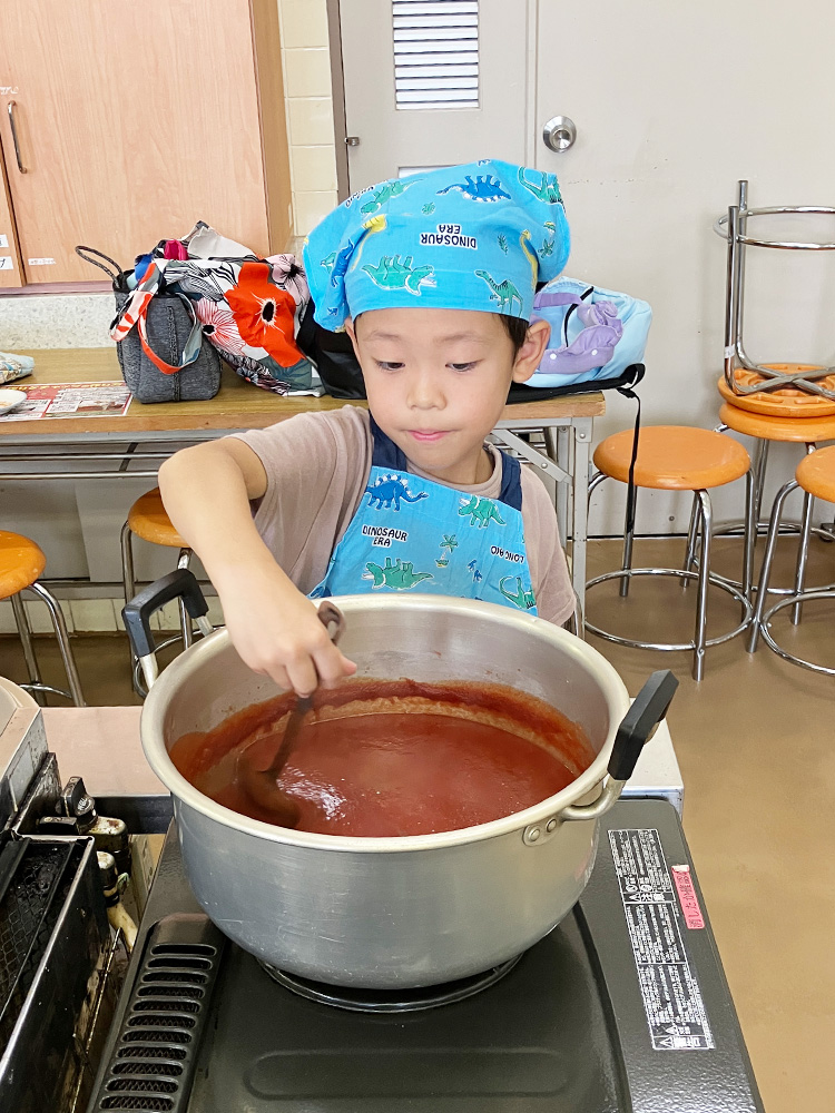 名古屋市千種児童館でトマトケチャップ作り体験をする様子