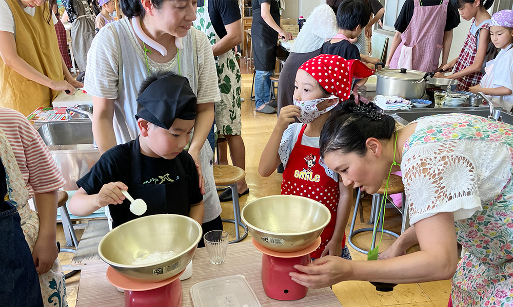 城西小学校PTA主催のトマトケチャップ作り食育講座の様子