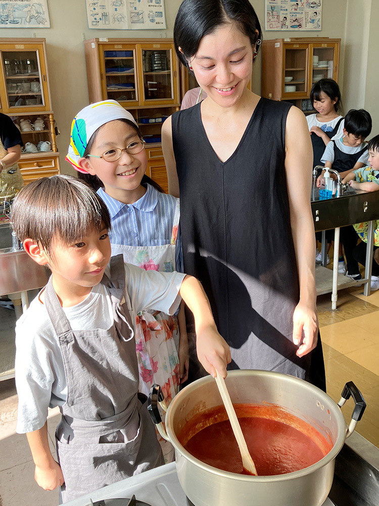 城西小学校PTA主催のトマトケチャップ作り食育講座の様子