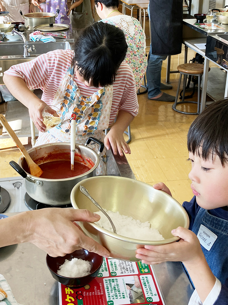 城西小学校PTA主催のトマトケチャップ作り食育講座の様子