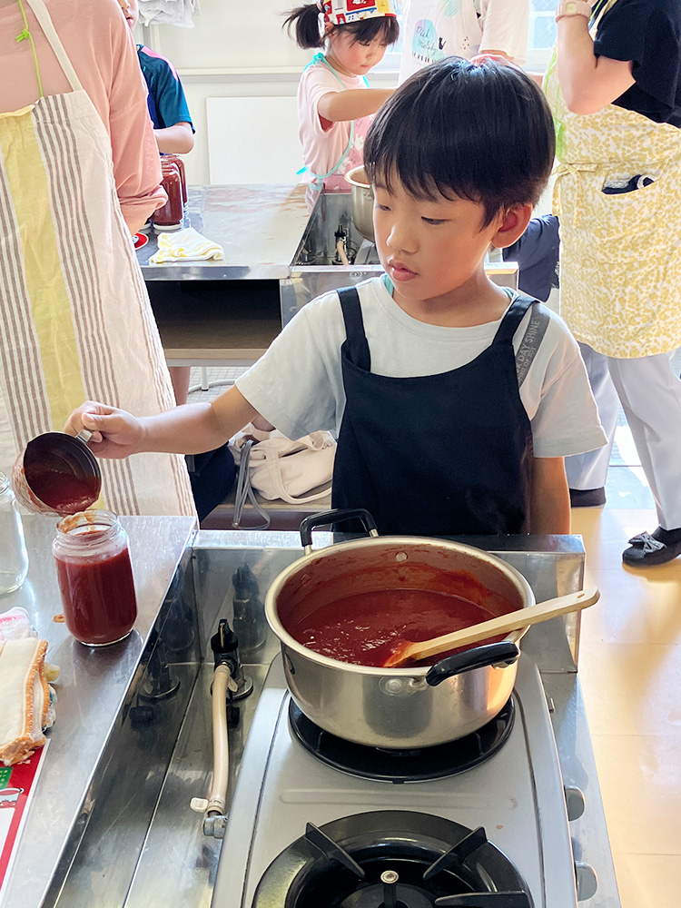 城西小学校PTA主催のトマトケチャップ作り食育講座の様子