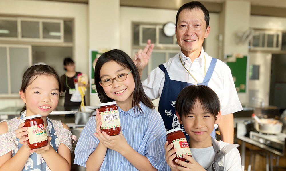 城西小学校PTA主催のトマトケチャップ作り食育講座の様子