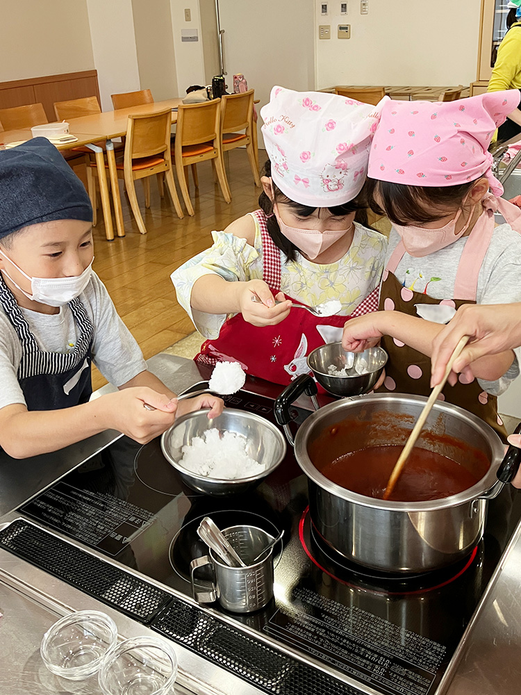 鍋に材料を入れる様子