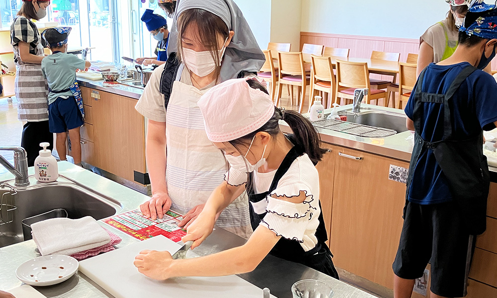 子供が玉ねぎを切る様子