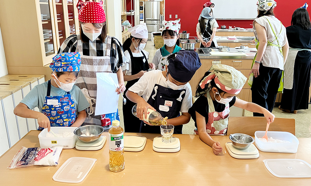 豊橋こども未来館でトマトケチャップ作り体験