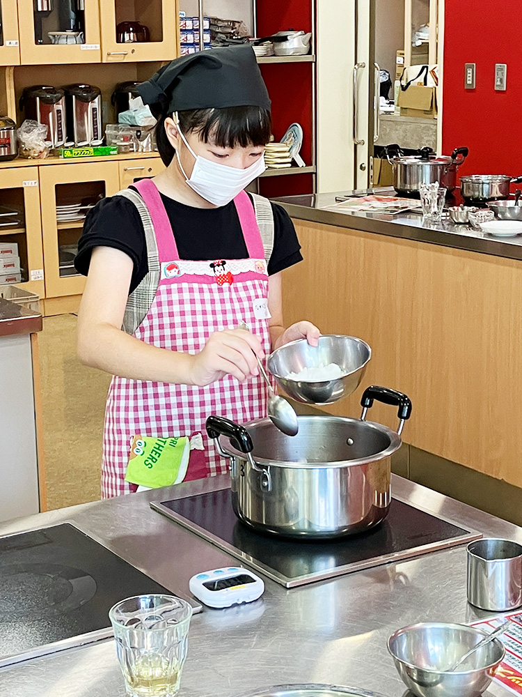 鍋に砂糖を入れる様子