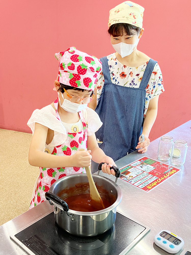 トマトケチャップを煮詰める様子